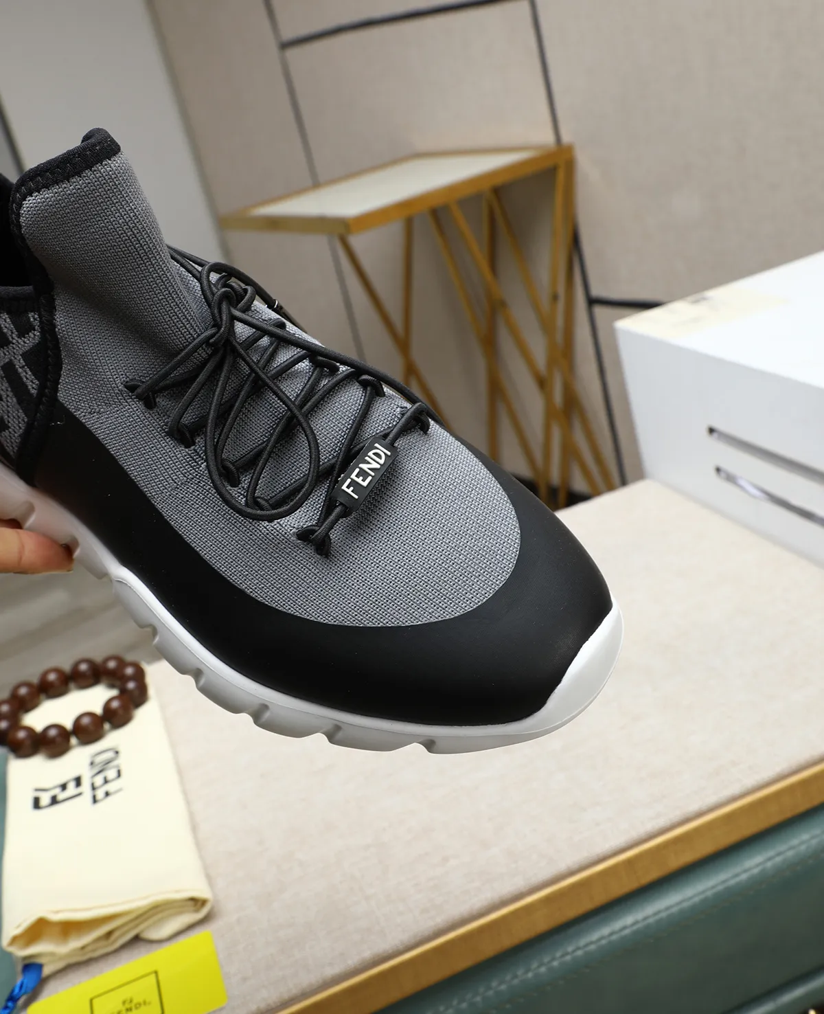 Men's Men's Shoes 💰700 Fendi Fendi's latest Tag series of men's casual mesh sports running shoes, originally purchased and developed, this Tag sports shoe is a one-leg sneaker, made of black high-tech mesh material with gray neoprene details. Oversized FENDI lettering on the side and translucent rubber details. Light and flexible rubber running shoe soles, beautifully packaged at the delivery counter, customized breathable lining, original molded foam rubber outsole, sole thickness: 3.5CM! Size: 39-44 (customized at 38.45.46)